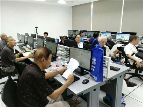 吳中區(qū)圖書(shū)館第12期“愛(ài)老扶老”公益培訓(xùn)活動(dòng) 助老年讀者輕松玩轉(zhuǎn)電腦與手機(jī)